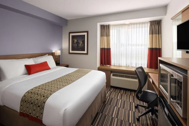 غرفة بسرير كينج وسرير كوين، Microtel Inn And Suites By Wyndham Kirkland Lake 3/8