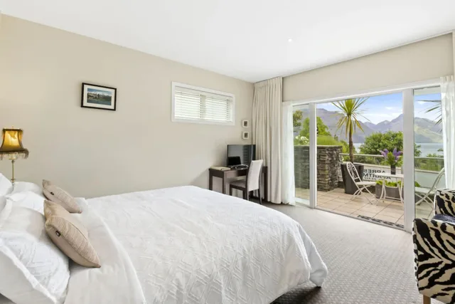 غرفة بسرير مزدوج أو سريرين منفصلين بإطلالة على البحيرة، Queenstown House Boutique Bed and Breakfast and Apartments 6/9