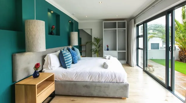 غرفة بسرير كينج بإطلالة على البحر، Hout & About Guest House 1/2