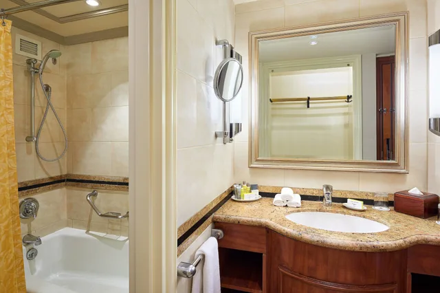 غرفة قياسية بسرير كينج بإطلالة، Cairo Marriott Hotel and Omar Khayyam Casino 3/4
