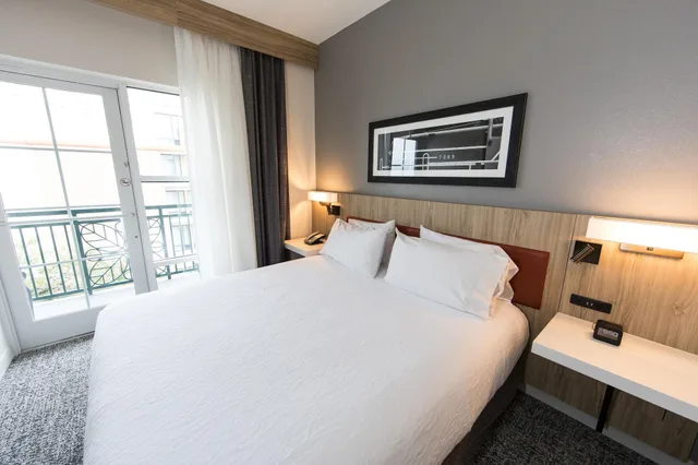 جناح بشرفة بغرفة نوم واحدة، Hilton Garden Inn Savannah Historic District 3/4