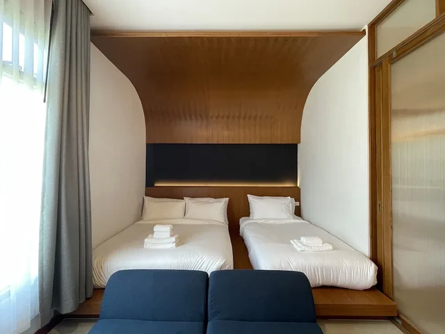 Family, 1 Single and 2 Queen Beds، Karpenter Lampang 2/5