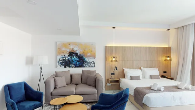 Junior Suite, King Bed, Lateral Side Sea View، Blue Ivy Hotel And Suites 9/10