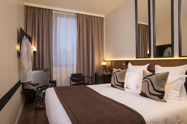 Room, King Bed, Hotel du Port 1/5