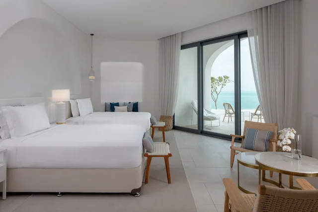 غرفة بسرير كينج بإطلالة على البحر، Anantara Retreat Santorini Abu Dhabi - Adults Only 2/2