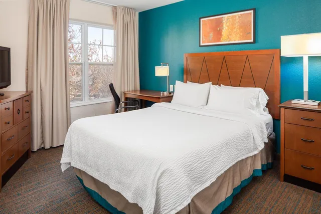 جناح ديلوكس بسرير كينج بغرفة نوم واحدة مع أريكة، Residence Inn by Marriott Plazzio East 2/8