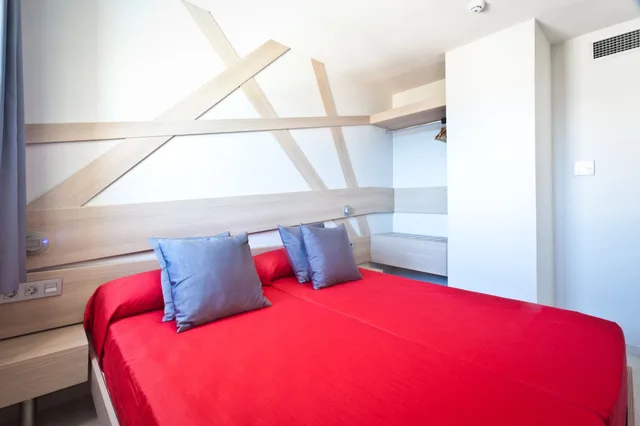 شقة بسريرين منفصلين وسرير بطابقين بشرفة بغرفتي نوم مع أريكة، Ryans Ibiza Apartments Adults Only 1/3