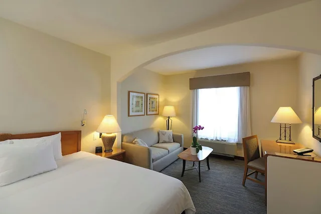 غرفة ديلوكس بسرير كينج بإطلالة جزئية على البحر، Four Points by Sheraton Santo Domingo 2/9