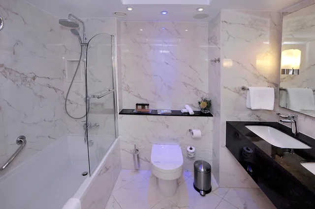 Deluxe, Double or Twin Bed, Lateral Side Sea View، Olympic Lagoon Resort Paphos 7/10