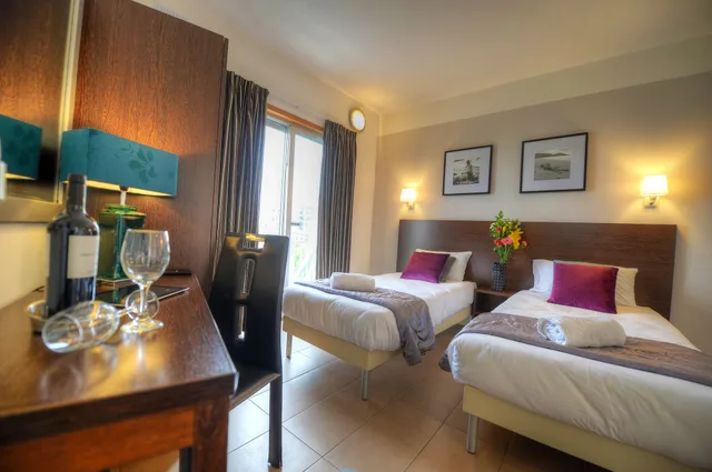 غرفة مفردة بسرير فردي بإطلالة جزئية على البحر، Carlton Hotel Malta 2/9
