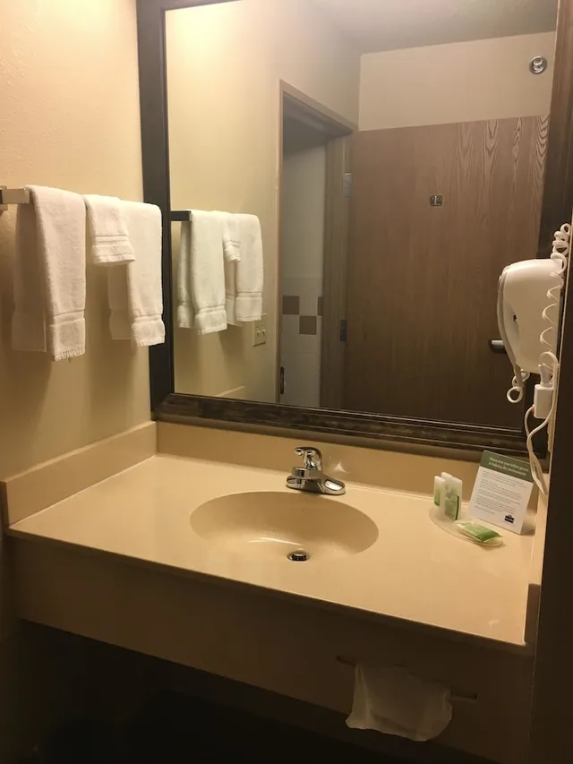 غرفة بسرير كينج لذوي الإعاقة، Americinn By Wyndham Monmouth 3/6