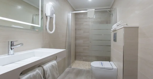 غرفة رباعية بسرير كوين وسريرين منفصلين، Olympia Hotel Ronda II 8/9