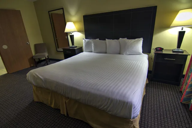شقة بسريرين كوين بغرفتي نوم مع أريكة بمنطقة جلوس بمطبخ، Best Western Lakewinds 8/11