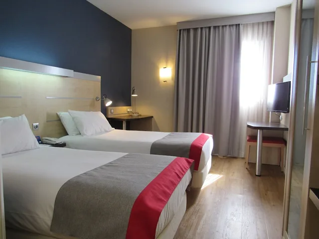 غرفة قياسية بسريرين منفصلين، Holiday Inn Express Sant Cugat 1/7