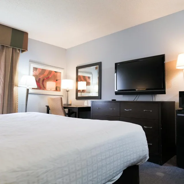 غرفة بسرير كينج لذوي الإعاقة، Baymont by Wyndham Flint Airport North 2/7