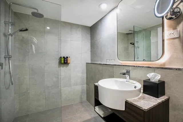 غرفة قياسية بسرير كينج وسرير كوين، Crowne Plaza Sydney Airport by IHG 9/10