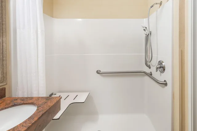 Room, King Bed, Accessible, Baymont by Wyndham Savannah/Garden City 4/5
