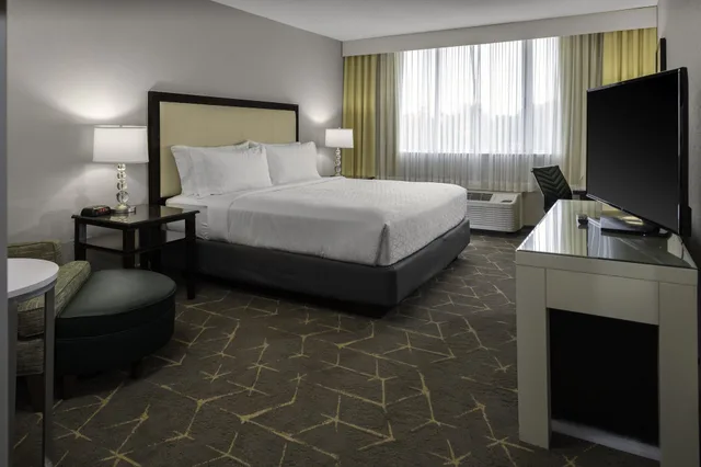 Standard, King Bed, Accessible, Holiday Inn Hotel & Suites Marlborough 1/6