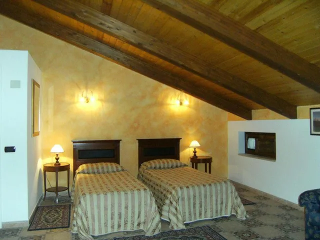 غرفة ثلاثية، Hotel U Bais 3/8