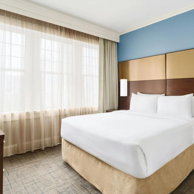 جناح بسرير كوين بغرفة نوم واحدة مع أريكة، Residence Inn By Marriott Atlanta Midtown Georgia Tech 1/10