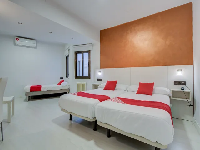 غرفة ثلاثية بسريرين مزدوجين مع أريكة، Hotel Emperatriz I 1/3
