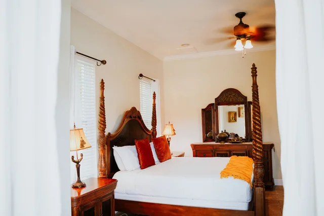 Cayman, Palm, Superior, King Bed, Pool View، Shangri-La Bed & Breakfast 3/6