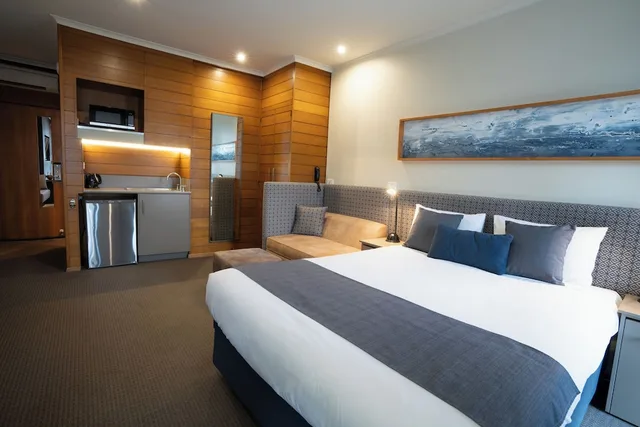 Deluxe, 1 Queen and 1 Single Bed, Sovereign Park Motor Inn 2/10
