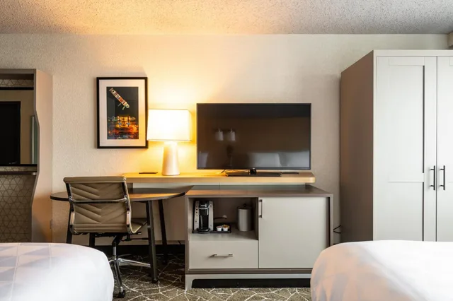 Room, Double Bed, Bathtub, Accessible, Holiday Inn Newark International Airport An Ihg Hotel 3/6