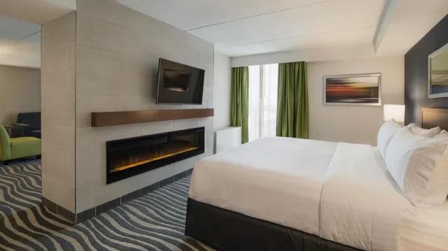 جناح بسرير كينج مع أريكة بحوض جاكوزي بمطبخ، Birchwood Inn, BW Premier Collection 2/3