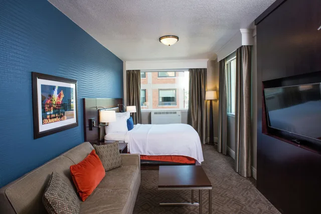 جناح بسرير كينج بغرفتي نوم لذوي الإعاقة، Hotel Alex Johnson Rapid City Curio Collection By Hilton 7/10