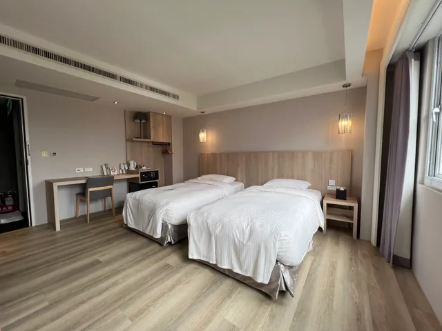 غرفة ركنية بسريرين منفصلين بحوض استحمام، Forward Hotel Taipei 1/1