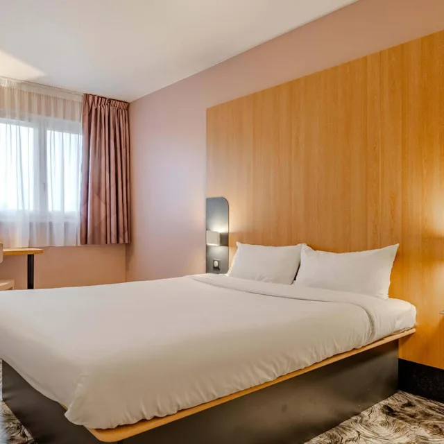 غرفة بسرير مزدوج لذوي الإعاقة، B&B HOTEL Maubeuge Louvroil 1/2