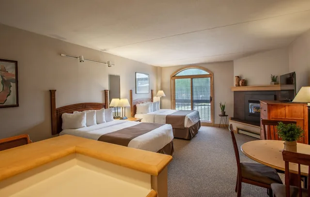 Studio, 2 Queen Beds, Kitchenette, The Vintage Hotel 2/3