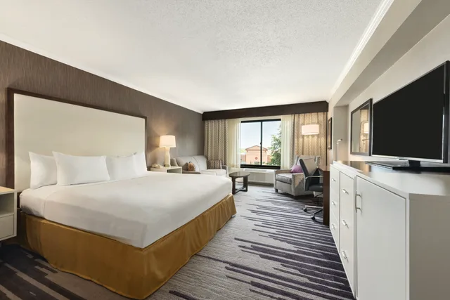 غرفة بسرير كينج مع أريكة، Doubletree By Hilton Milwaukee 1/2