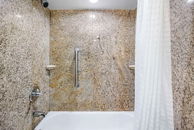 غرفة بسرير كينج بحوض جاكوزي، Quality Inn Clarksville 6/6