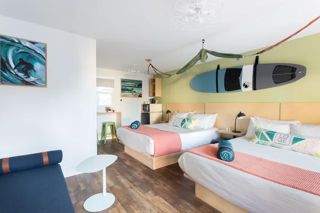 غرفة بسريرين كوين مع أريكة، LOGE Westport 2/2