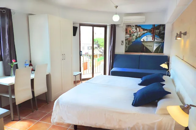 استوديو بسريرين منفصلين مع أريكة بمطبخ، Marblau Hostal 2/6