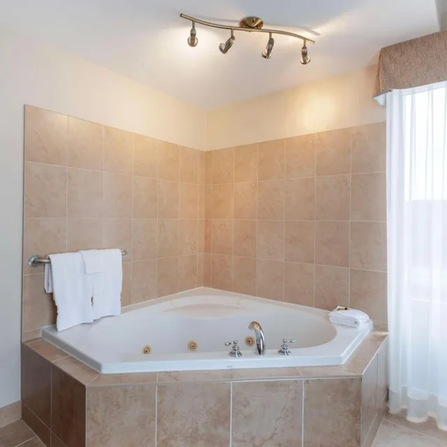 جناح بسرير كينج بجاكوزي، Best Western Plus Muskoka Inn 7/8