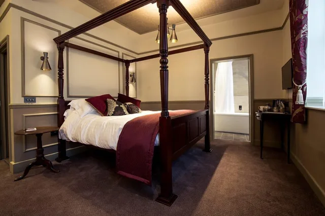 King John, King Bed، The Cardinals Hat 3/7