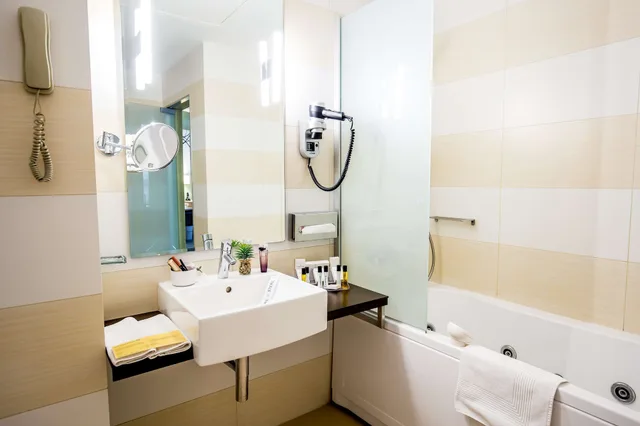 غرفة ديلوكس بسرير كينج، Golden Tulip Ana Tower Sibiu 9/10