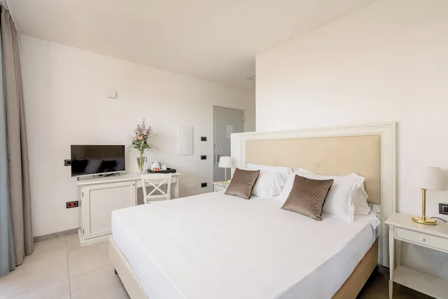 غرفة قياسية بسرير كوين بإطلالة على البحر، Bellevue Sardinia Resort Affiliated by Melia 1/9
