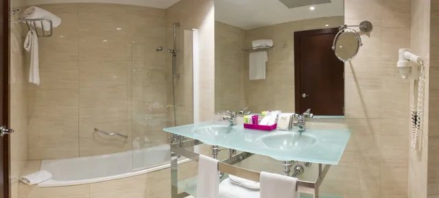غرفة بسريرين منفصلين مع سرير إضافي، Hotel Zenit Coruna 7/7