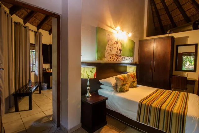 كوخ، Emdoneni Lodge with Animal Care and Rehab Centre 1/2