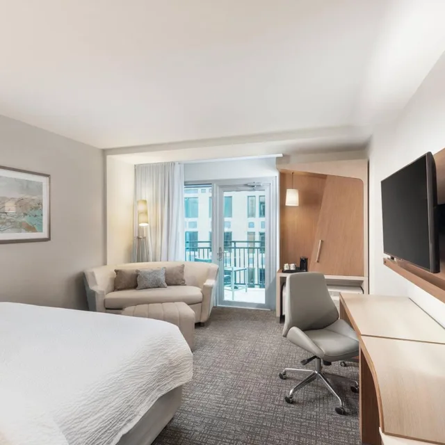 غرفة بسرير كينج مع أريكة بحوض استحمام لذوي الإعاقة، Courtyard By Marriott Baton Rouge Downtown 2/4