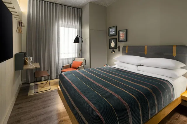 غرفة بسرير كوين بحوض استحمام لذوي الإعاقة، Moxy San Diego Downtown/Gaslamp Quarter 1/4