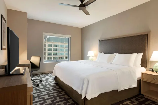 جناح بسرير كينج بغرفة نوم واحدة مع أريكة، Homewood Suites by Hilton Chicago West Loop Fulton Market Area 2/5