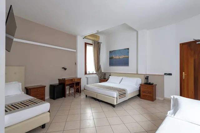 غرفة عائلية بسرير مزدوج وسريرين منفصلين بغرفة نوم واحدة، ABC Comfort Hotel Mantua City Centre 1/6