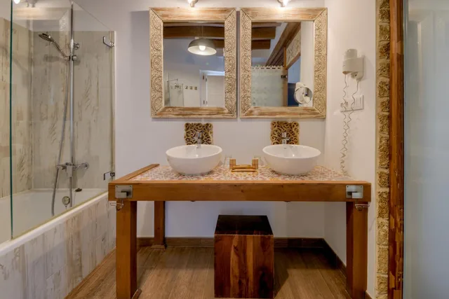 جناح جونيور، Hotel Argantonio 5/5