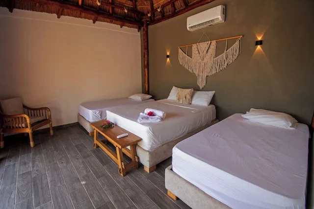 غرفة قياسية ثلاثية بسرير كوين وسرير فردي، Santuario Beach Hostel 2/6