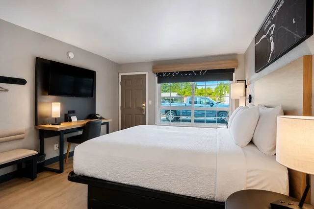 Classic, Queen Bed, Pool View, Thunderbird Lodge 6/8
